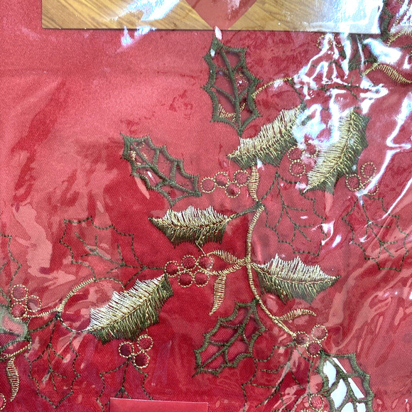 NEW Embroidered Christmas Holiday Tablecloth Red Holly Cutwork Festive 70” Round - Picture 3 of 8